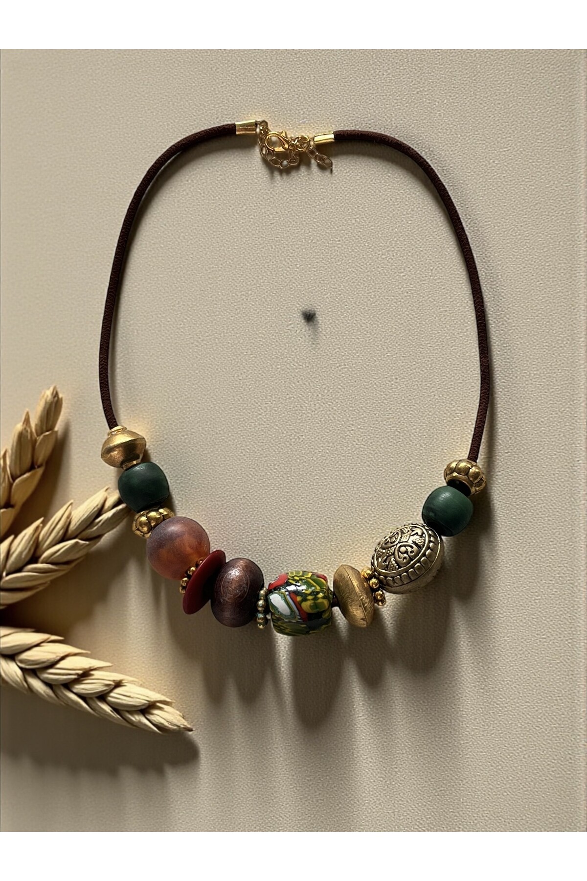 Elke Pirinç Cam Etnik Kolye