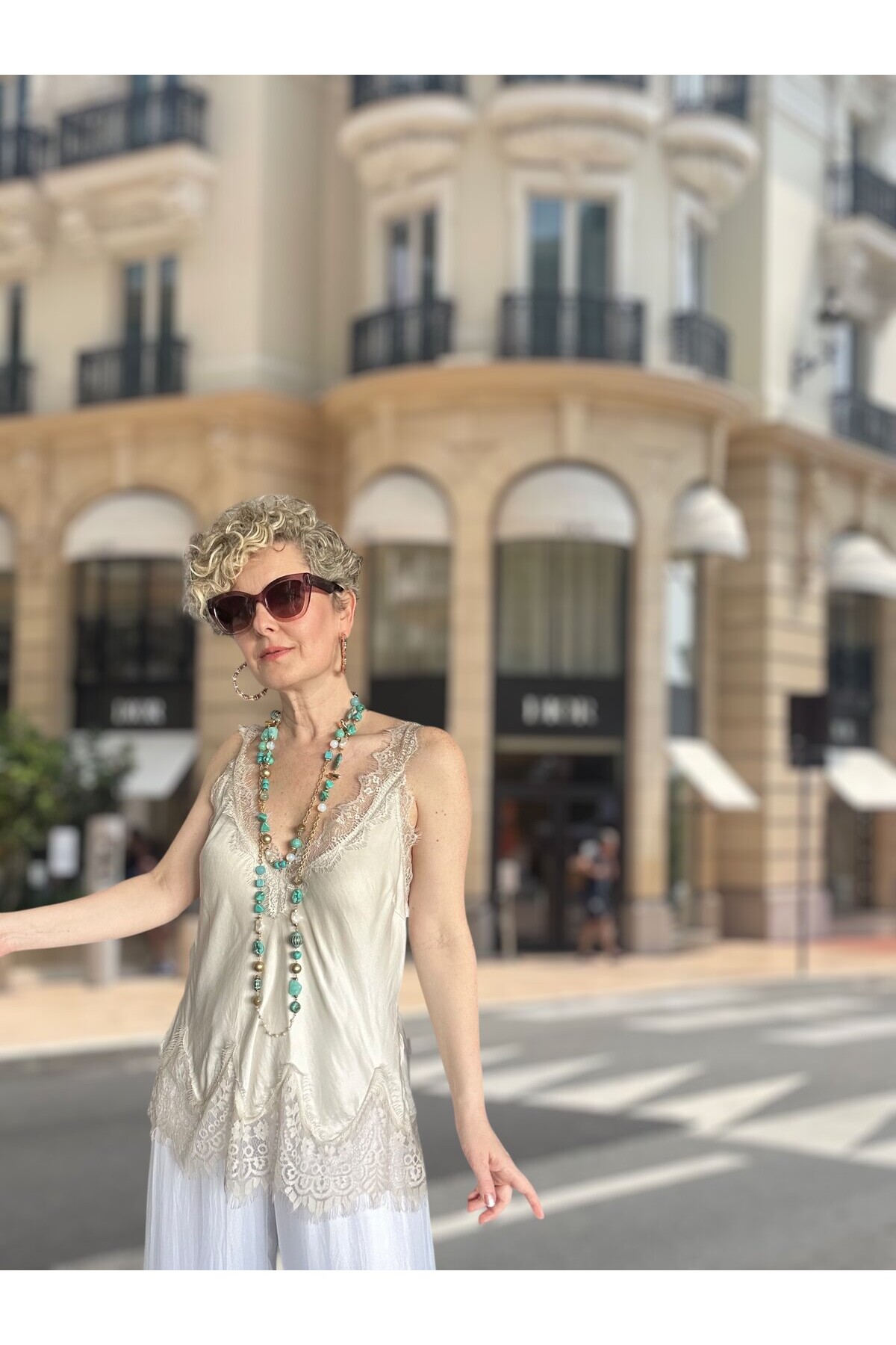 Senza Dantel Detaylı Premium Saten V Yaka Bluz Bej