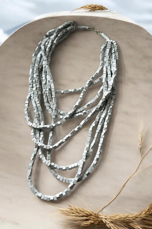 Beyaz Tahta Otantik Sekiz Sıra Kolye